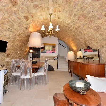 Antonia's House - Old Town Homestay *